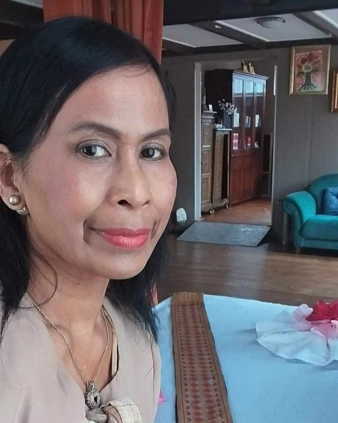 Jaree van PheunThai Massage in haar salon in Makkinga, met de massagetafel achter haar